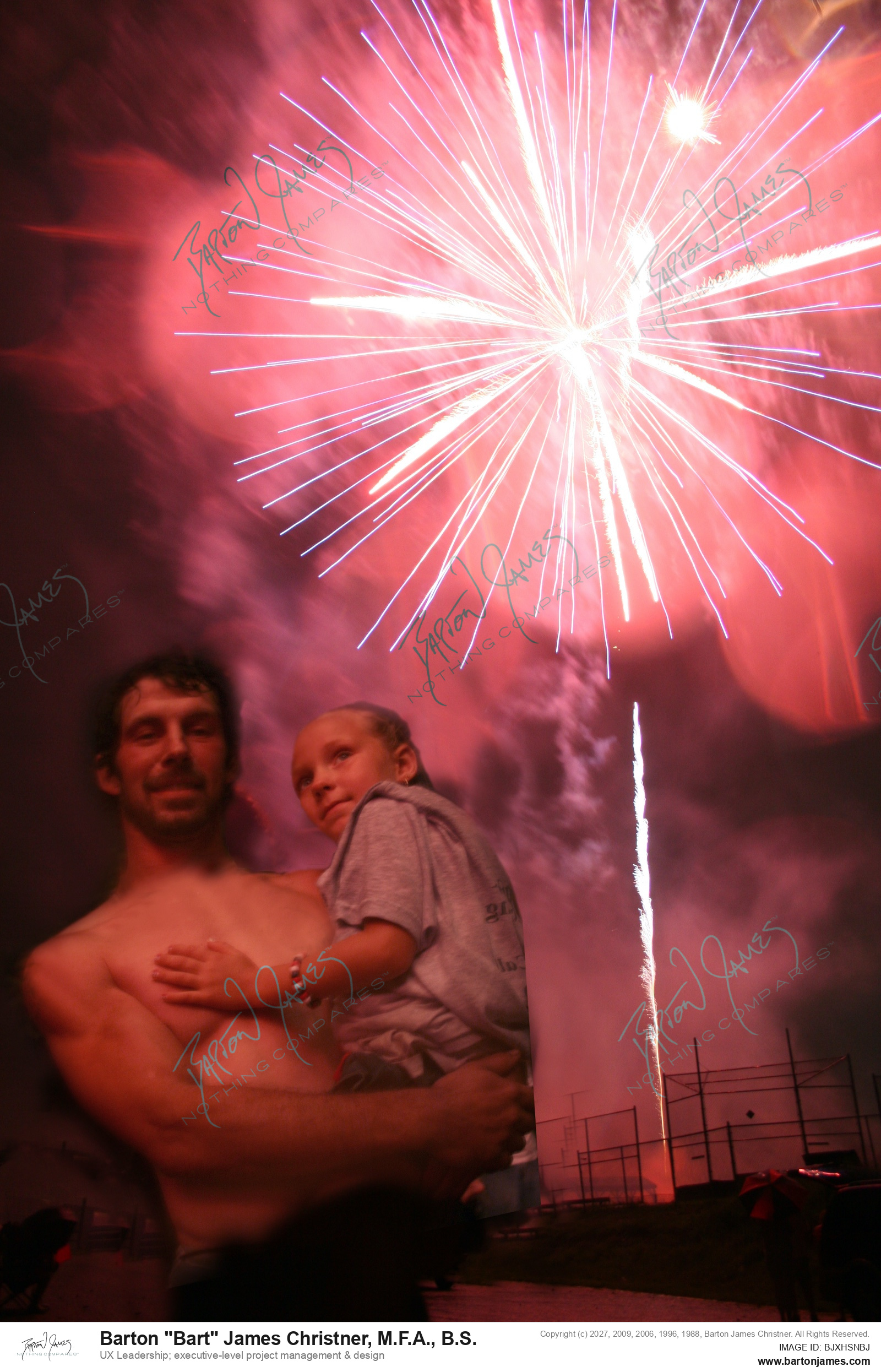 20060716 EVENT fireworks dad daughter PHOTO